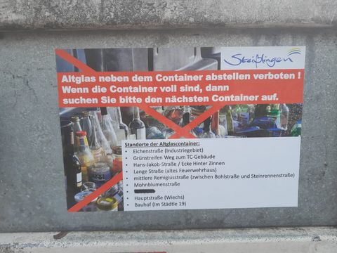 Hinweisschild auf einem Altglascontainer, dass es verboten ist, das Altglas neben dem Container abszustellen