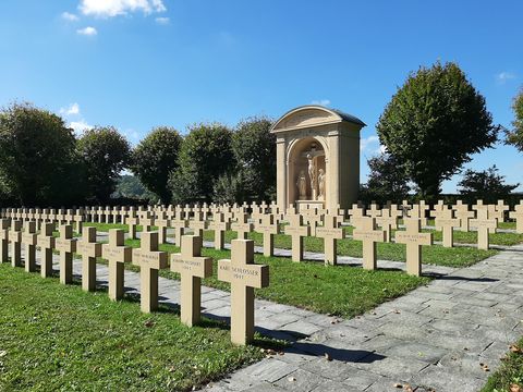 Kreuze auf dem Ehrenfriedhof in Steißlingen