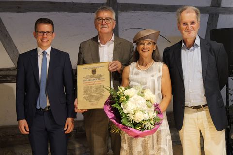 v.l. Bürgermeister Benjamin Mors, Siegmund Kopitzki, Dr. Waltraut Liebl-Kopitzki, Manfred Bosch bei der Verleihung des Hegaupreises 2025