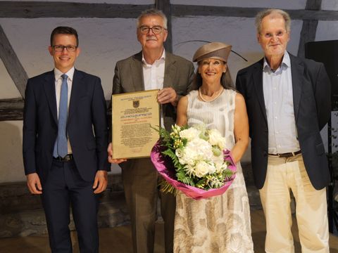 v.l. Bürgermeister Benjamin Mors, Siegmund Kopitzki, Dr. Waltraut Liebl-Kopitzki, Manfred Bosch bei der Verleihung des Hegaupreises 2025