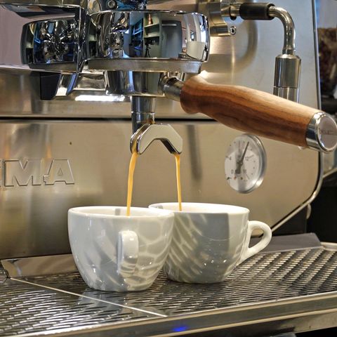 Zwei Espressotassen werden im Café Dorfmädel von der Siebträgermaschine mit Kaffee gefüllt