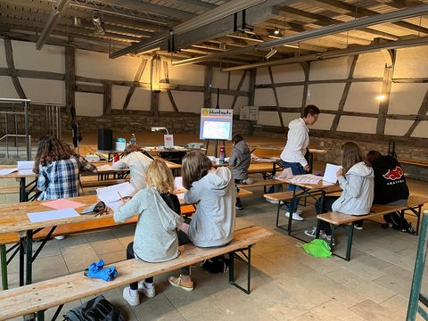Kinder beim Handletteringkurs in der Torkel