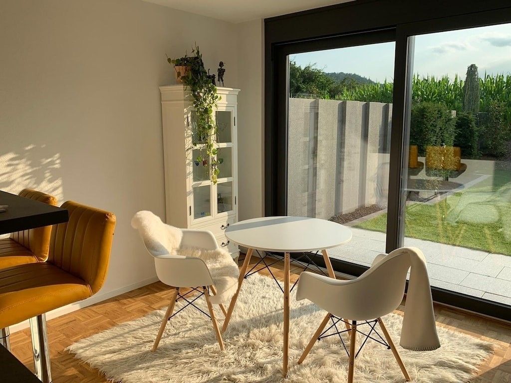Essbereich mit Blick zur Terrasse