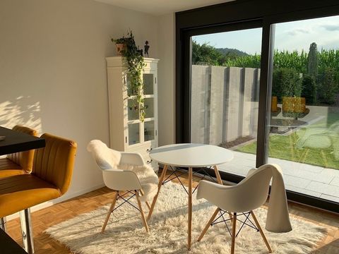 Essbereich mit Blick zur Terrasse