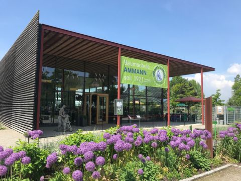 zeigt den Eingangsbereich der Baumschule Ammann