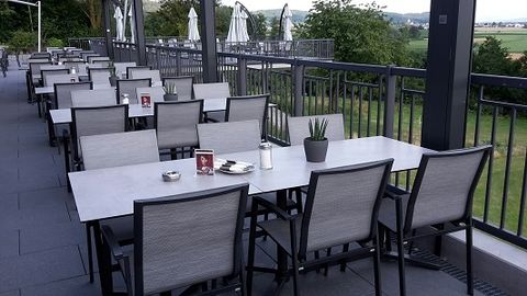 Terrasse mit Tischen