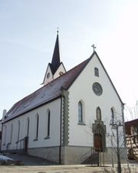 Sie sehen die Remigiuskirche mitten im Ortskern von Steißlingen gelegen.
